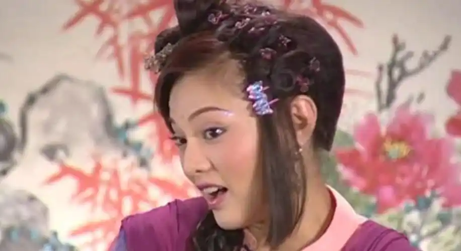 《名扬花鼓》中陈姿颖扮演屈池,为了寻找突然失踪的师兄,她在清平镇开