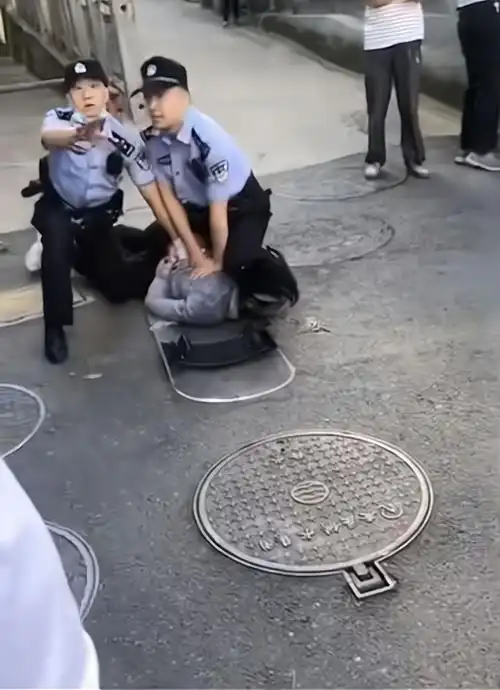 安徽安庆人民路发生砍人事件:挥刀向更弱者,算什么本事