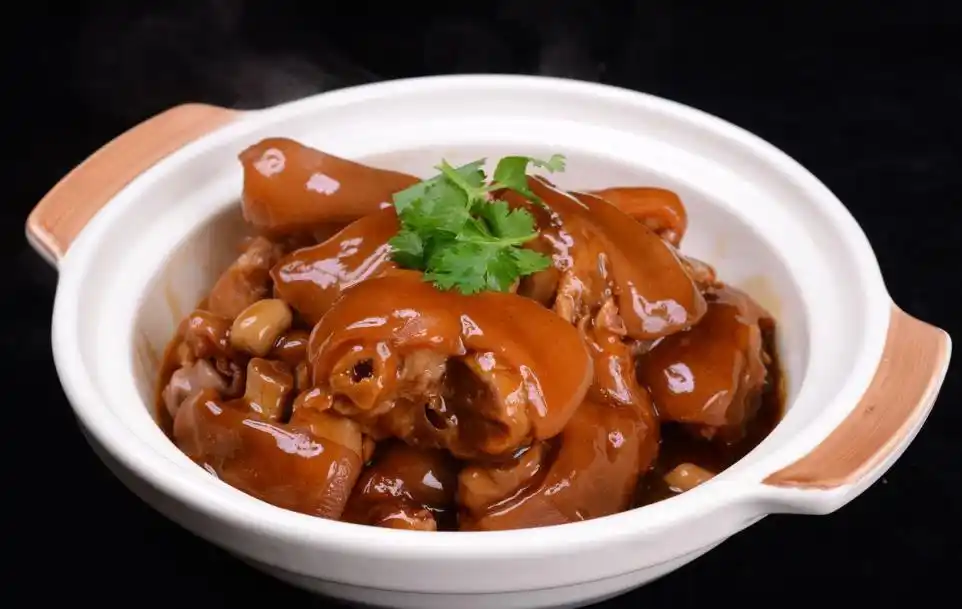 金蚝花生焖猪手的做法