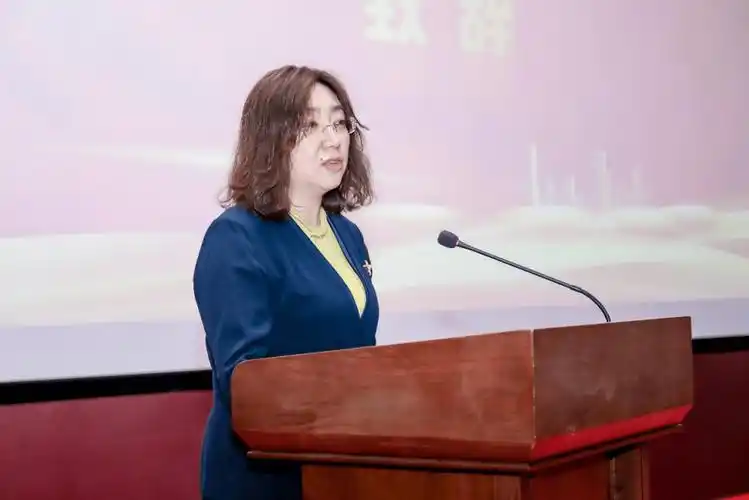 周珊珊副校长代表学校向2023级mba/mta新同学来到山东师范大学表示