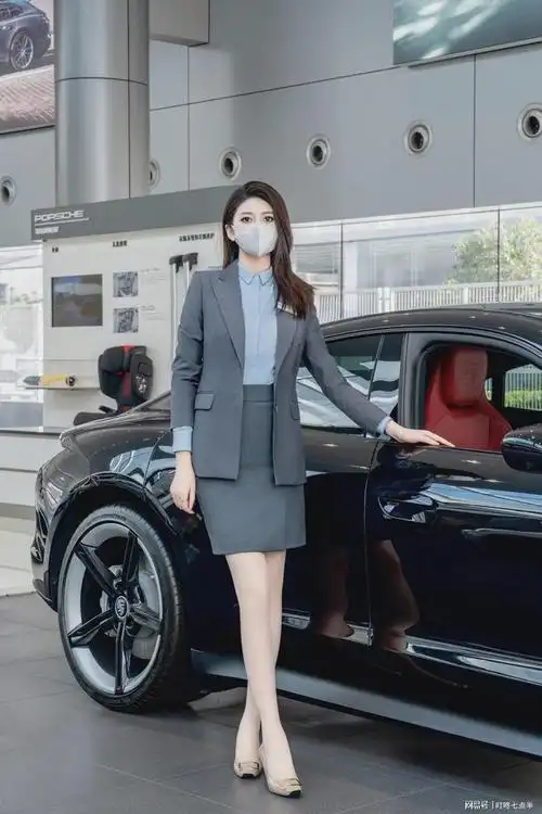 保时捷销售经理穿灰色职业套裙肉色丝袜亮相