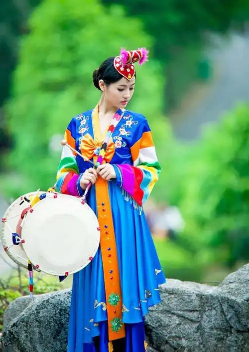 文静艳丽的朝鲜族妹子莫莫