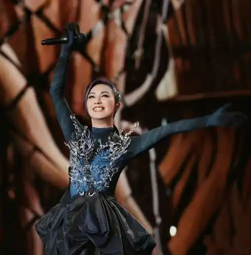 杨千嬅全新巡演广州首秀 万人合唱《少女的祈祷》