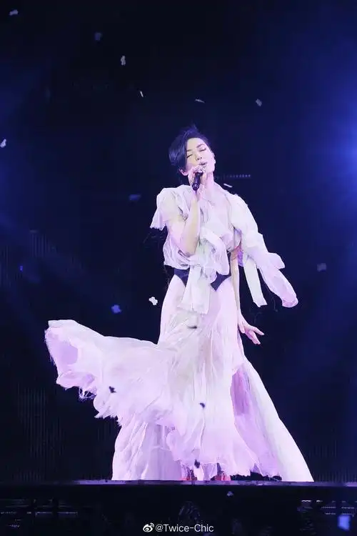 王菲61 2011香港演唱会 那年任裙摆在舞台上飘逸的精灵……__财经