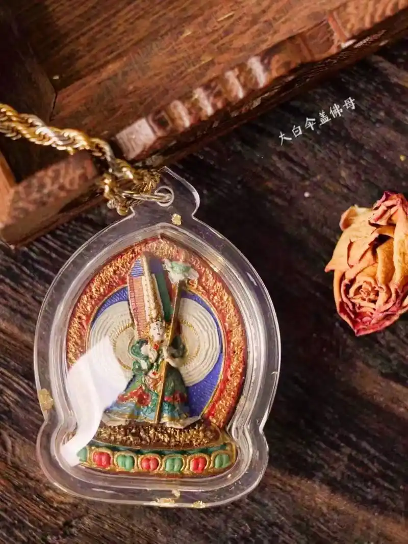 【大白伞盖佛母】 大白伞象征佛陀护佑众生免于诱惑和恐惧.   - 抖音