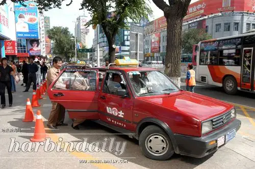 黑龙江新闻 哈尔滨日报     为杜绝哈尔滨南岗西大直街出租车无序揽客