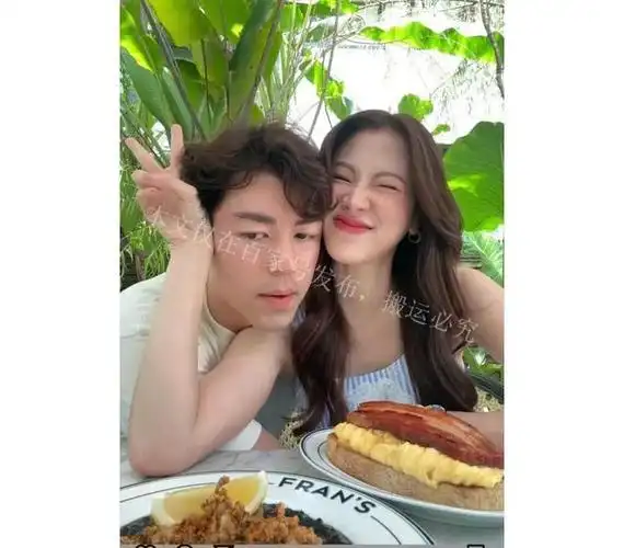 泰国女星小水晒和男友甜蜜自拍,却被网友喊话男友是三白眼,快跑