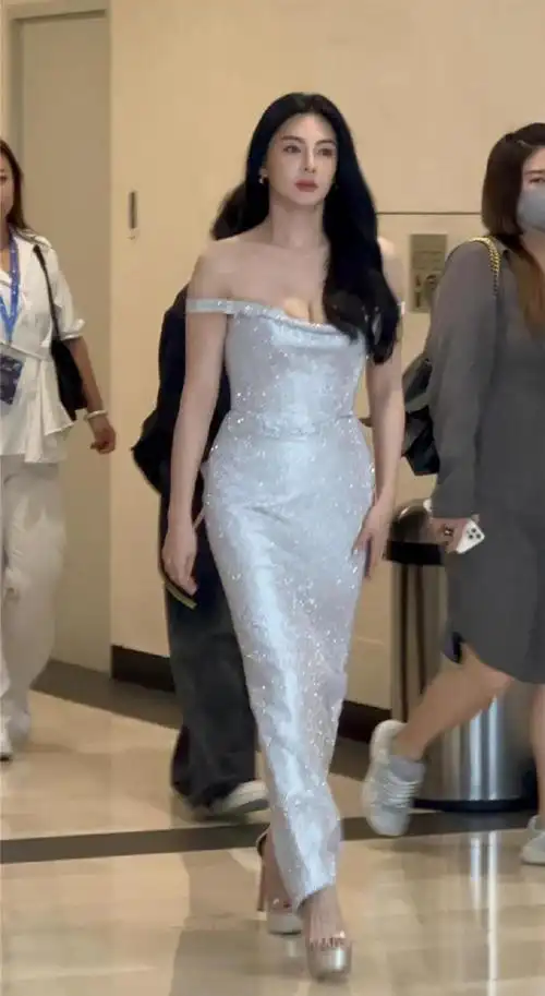 新加坡红毯太精彩捂胸险走光勒出伤痕明星为抢镜都拼了