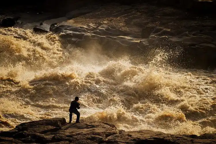 上传来自云南罗炜老师的原创组诗.