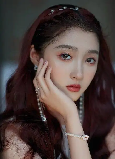 关晓彤穿白色蕾丝上衣搭短裙珍珠编发造型精致可爱