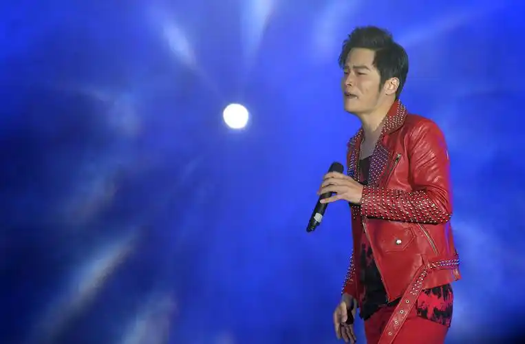 在一场模仿明星大咖秀上,几位长相酷似华少,谢霆锋,周杰伦,韩红