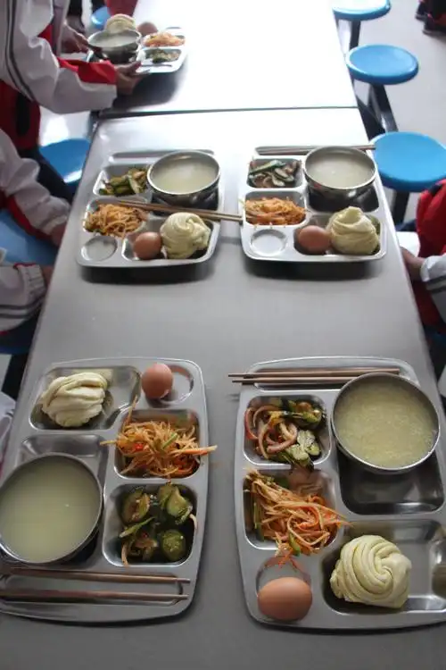 早餐:两菜一汤,鸡蛋,馒头