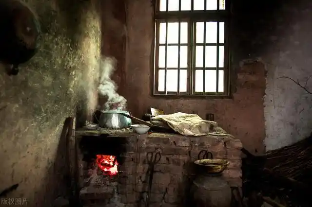 清贫的农村家庭,其实与金碧辉煌这个成语不沾边,生活状态也与金碧辉煌