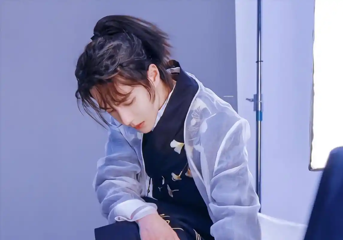 短发王一博出演帅气警官陈sir,犹记得一眼万年的少侠王公子!