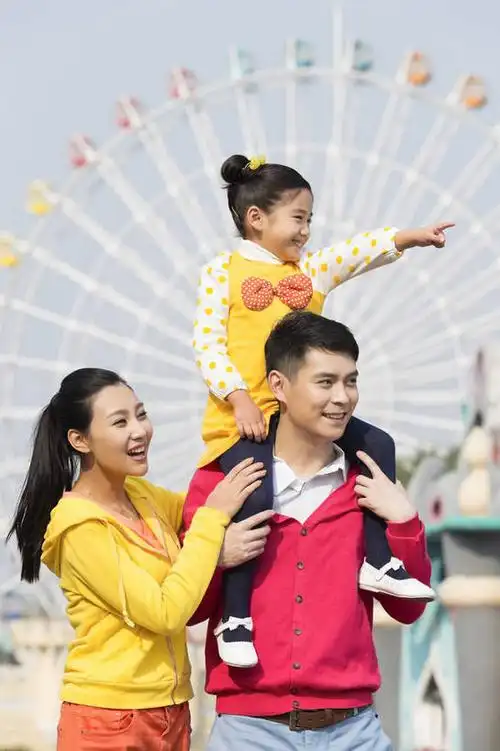 东方人,儿童,成年人,三个人,家庭,父母,母亲,父亲,女儿,公园,游乐园