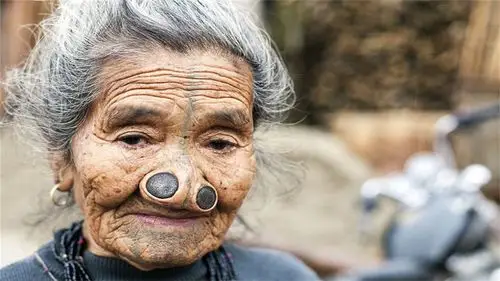 在印度两种女人生活最苦,一种长着"牛鼻子",一种"嫁"给寺庙