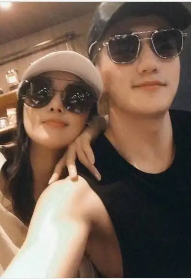 张馨予何捷亲密合影被扒出,夫妇俩挽手乘飞机,完美身高差超养眼