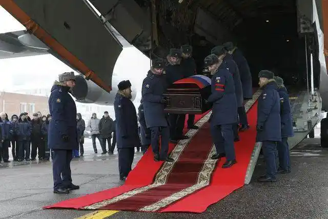 俄用最高礼节迎回飞行员遗体!数万人送别英雄 要用鲜血复仇