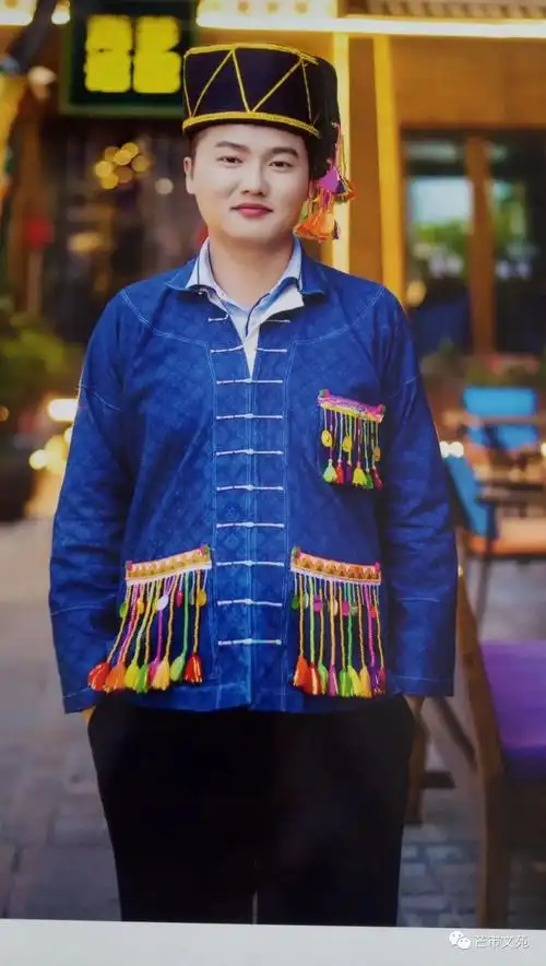 囊兆东,男,阿昌族,笔名贝玛,大学学历,80后,芒市风平镇幸福村人,德宏