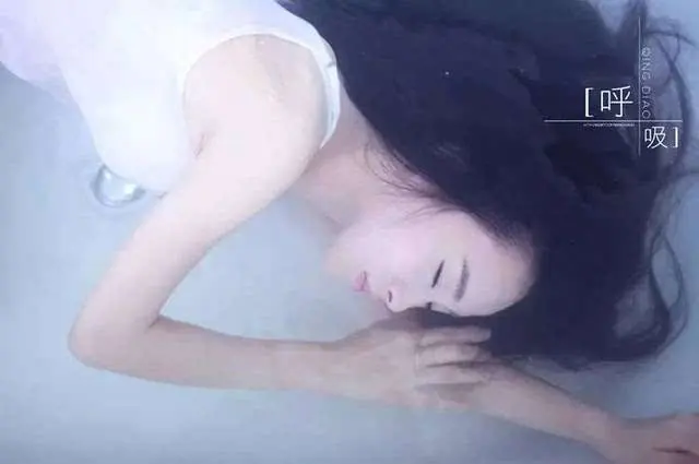 图/情调%士 浴室少女写真 除了在浴缸内拍摄, 还要善用浴室内可能