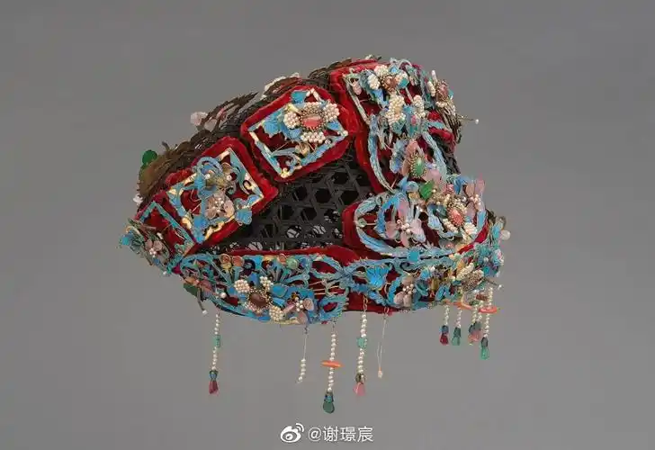 银鎏金点翠花卉纹红绒钿子