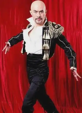 周星驰电影御用凶狠配角徐锦江,60岁依旧潇洒,爱情故事更浪漫