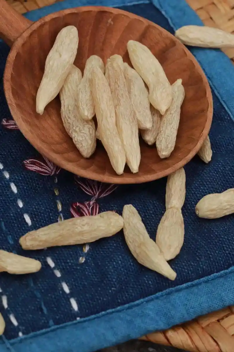 广东人煲汤会经常用到麦冬和太子参,麦冬的主要作用 - 抖音