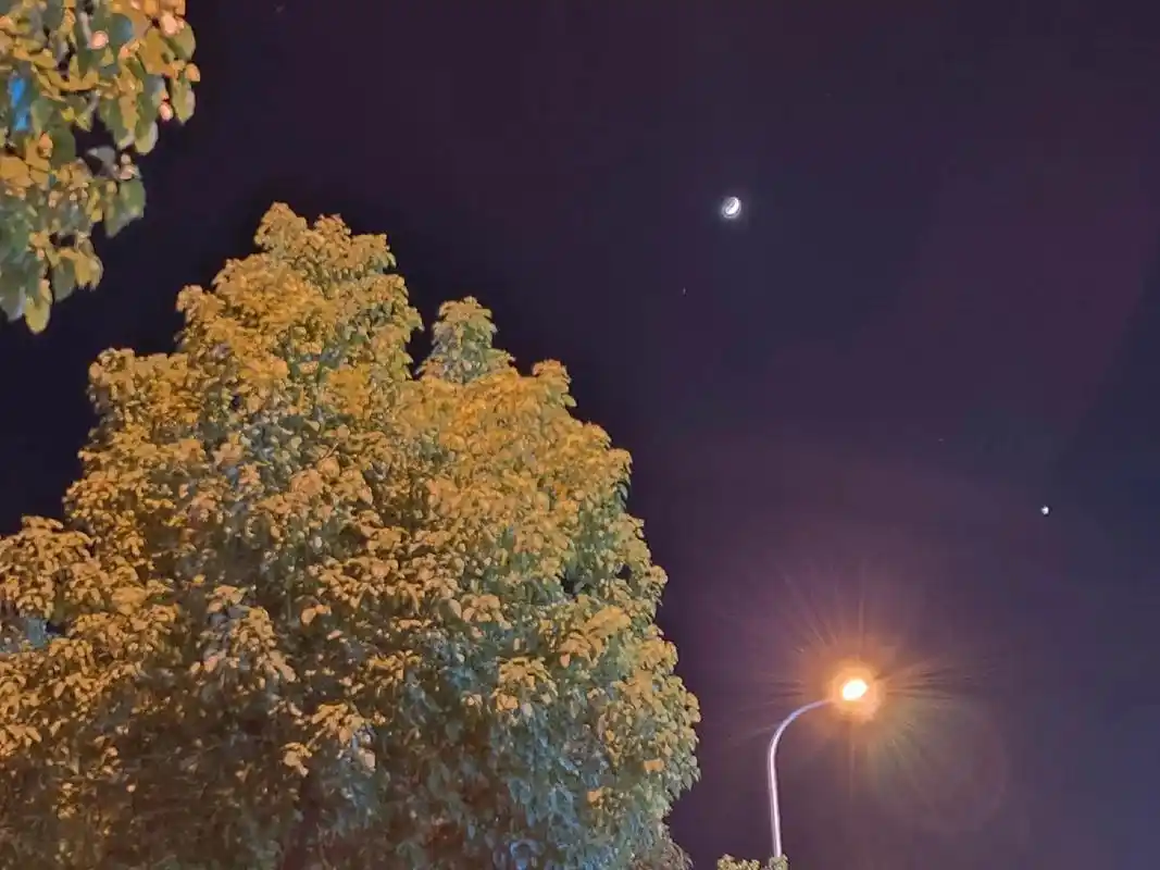 初六的月牙儿真好看,微醺的像素拍不出它的美#月亮93 #夏夜 - 抖音