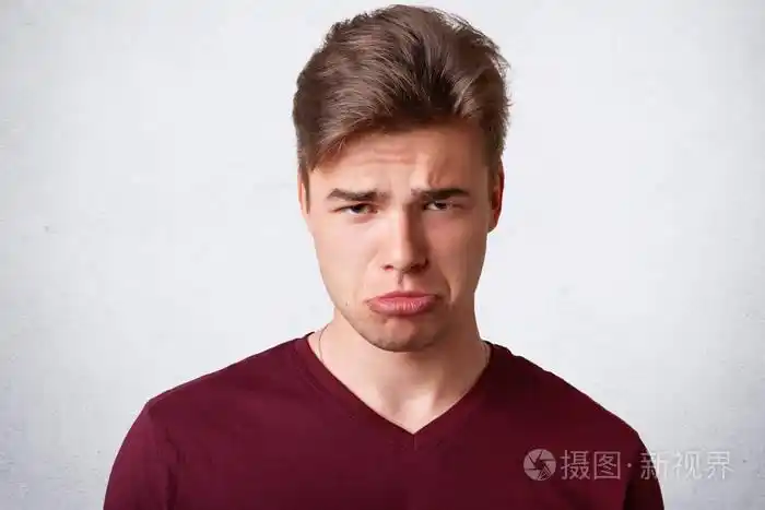 不满的照片阴沉的男皮包下唇, 神情不悦, 表情阴沉, 在生活中有大失败
