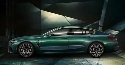 售价256.8万,宝马m8极光版国内上市,蓝绿车漆可变色!