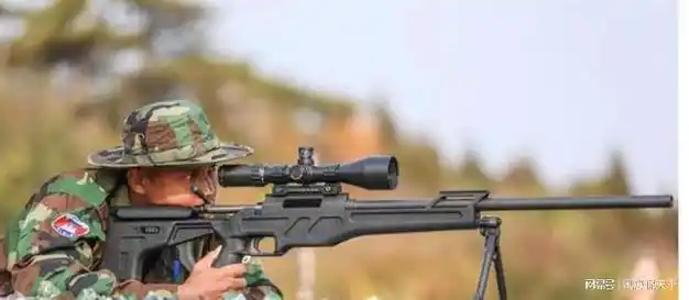 然后是第二排中间的老哥,拿的是有"26万"之称的cs/lr4型高精度狙击