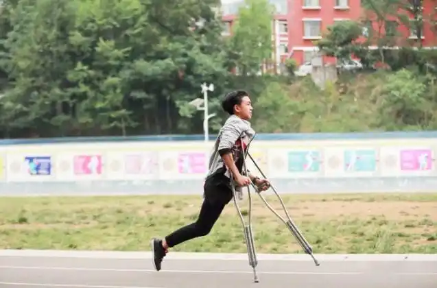 独腿少年高艳能7岁双腿截肢中考拒绝免考拄双拐跑1000米