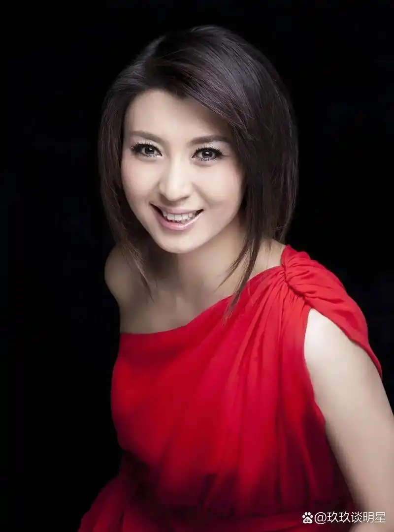 闫学晶:演艺之路上的坚韧女性 闫学晶,一个在娱乐圈中凭借坚韧与勇气