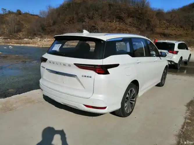提车作业大七座五菱凯捷满足三胎家庭需求