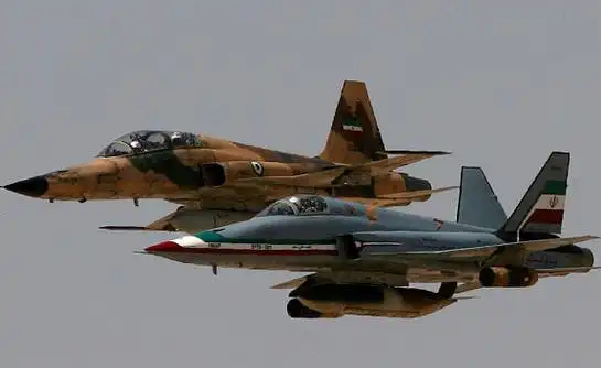 伊朗闪电战斗机