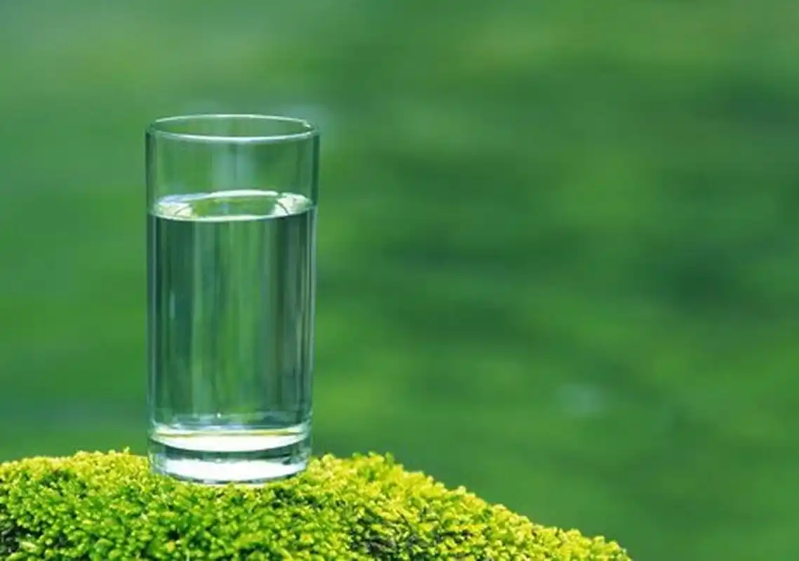 人生就像一杯清水,纯粹透彻,干净简单,虽然有时枯燥乏味,但是一直在