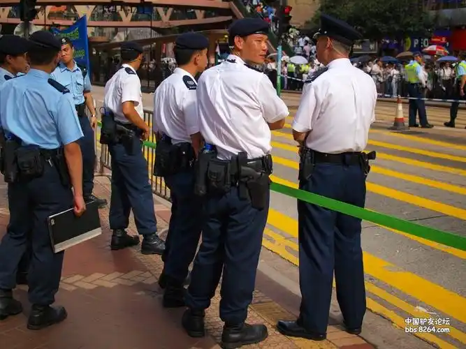 秀一下香港警察装备的腰包