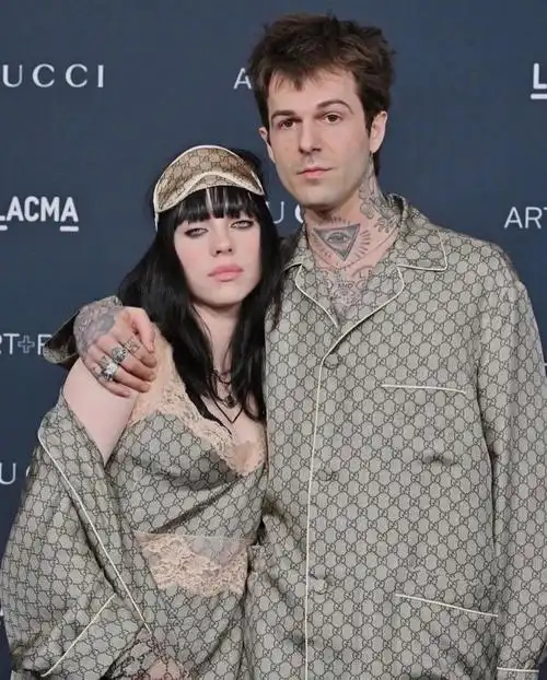 酸了啊!碧梨billie eilish和新男友穿睡衣 盖被子走红毯.