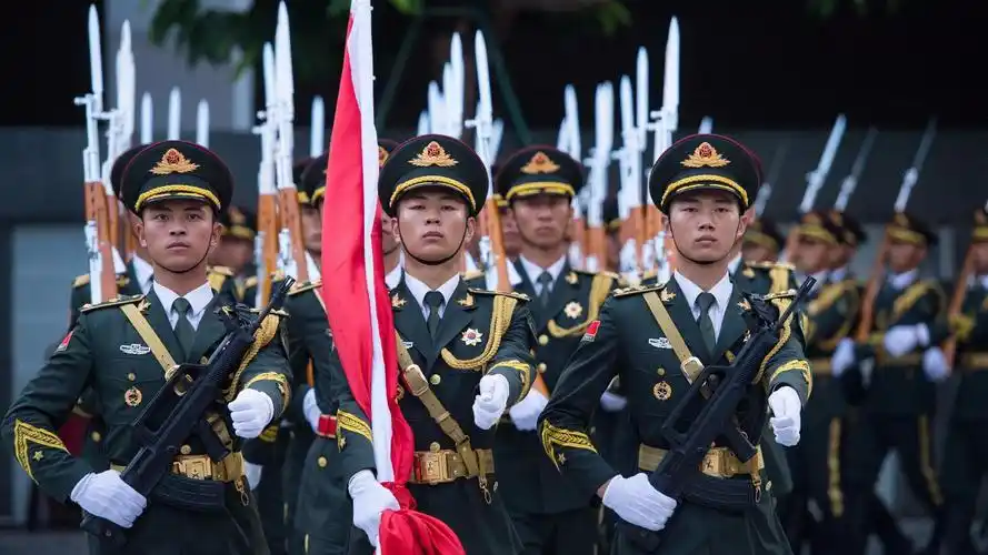 三军仪仗队托枪齐步走,威武庄严的气质是国旗下独特的风景!