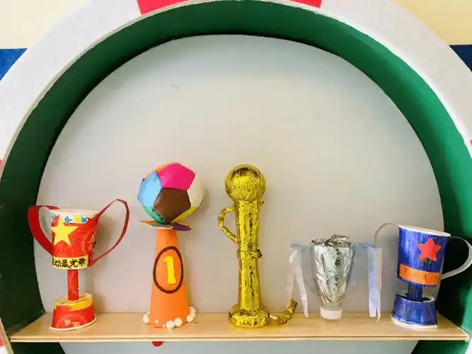 足球奖杯来到孩子们的手工作品展孩子们虽稚嫩,但手工主题突出,在家长