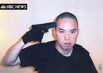 赵承熙用枪指着自己的头部(图片来源:中国新闻网)