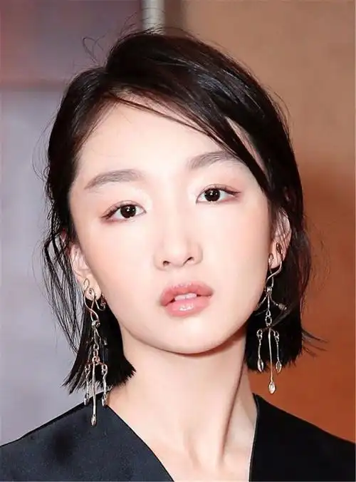 1瑞凤眼眼睛细长,瞳孔比较接近眼角,瞳孔上方有三分之一为上眼皮所盖