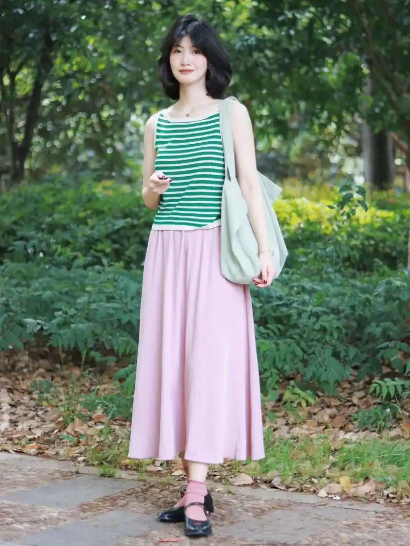 粉色的上衣搭配上蓝色的半身裙或者是一件绿色的条纹吊带,搭配上粉色