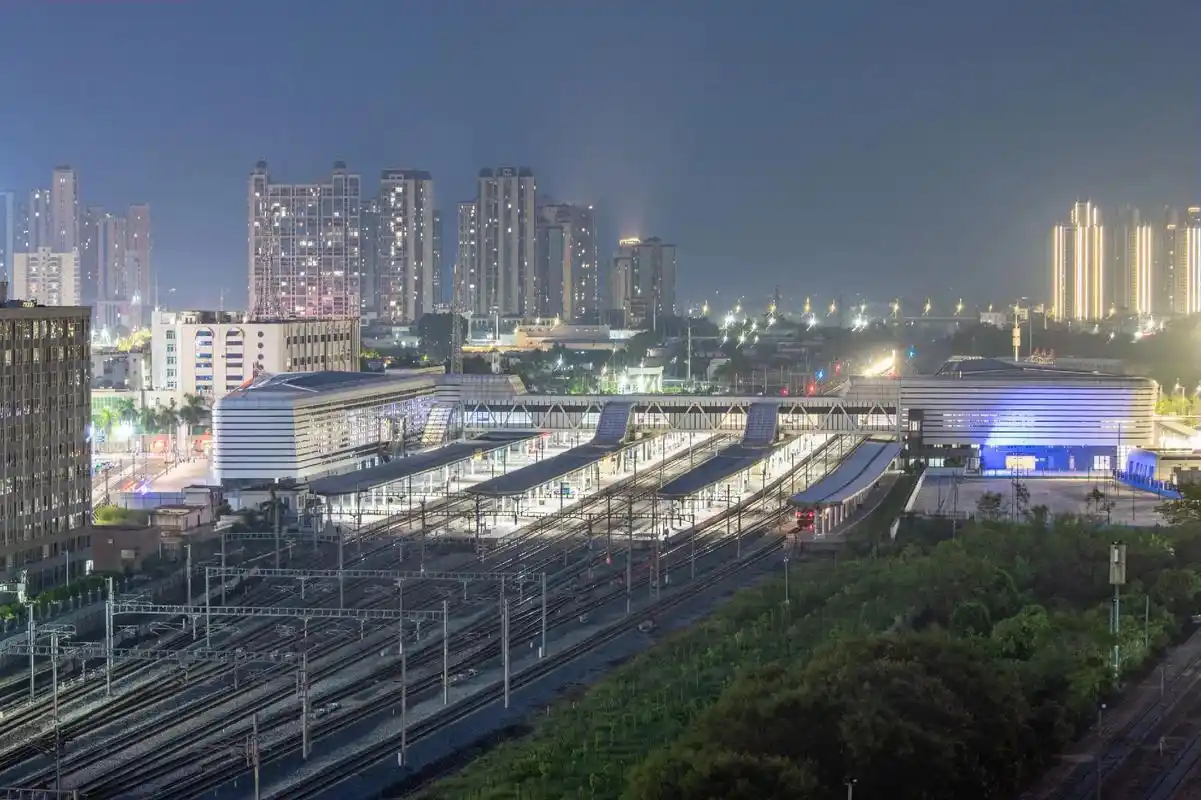 茂名,一座位于广东西部的石油城市.这座不大的城市里,却被广铁 - 抖音