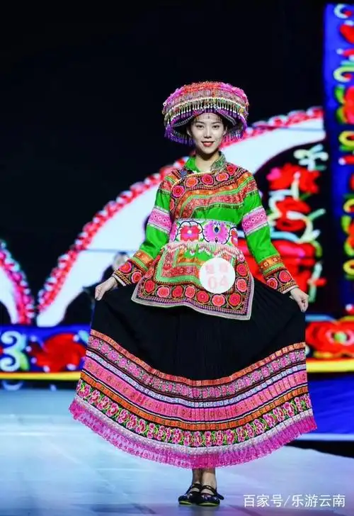 云南楚雄,彝族刺绣,把云南的少数民族的服装时尚走向世界!