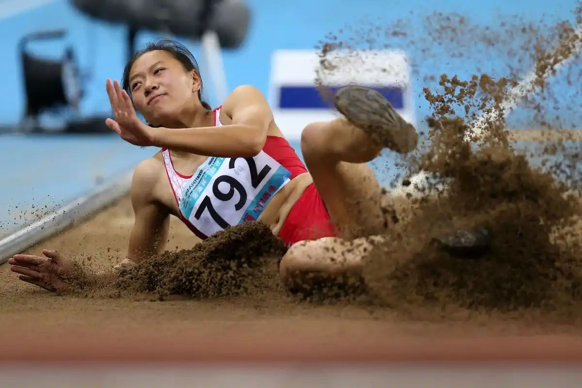 女子跳远决赛中,泰州市动力阳光体育运动俱乐部选手谈梦怡以6米04的