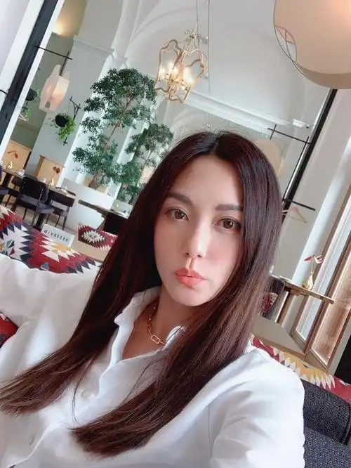 "新加坡四美"郭妃丽晒美照,紧身针织衫显好身材,47岁牡丹仙子