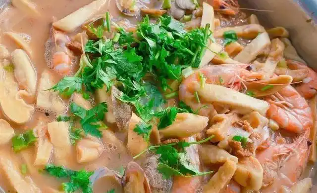 来青岛泊里大集吃海鲜烩饼,15元一碗吃到撑,想吃多少海鲜随便点|羊肉