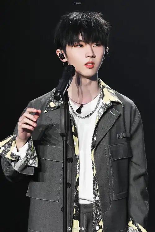 马嘉祺壁纸#"说到只属于夏天的事情当然是喝着汽水,在阴凉有树荫的