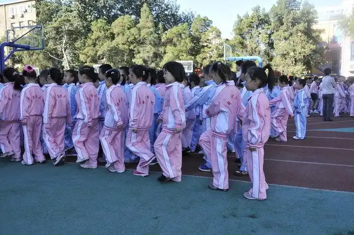 北京中关村三小举行升旗仪式进行爱国主义教育